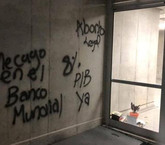 Fotos: Estudiantes vandalizan edificio de la UCR: "Rayamos lo nuestro"