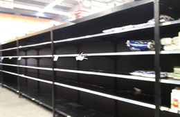  Fotos: Luego de largas filas, así quedaron los estantes de supermercados 
