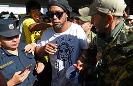  (Video) Ronaldinho salió firmando autógrafos de la cárcel 