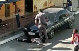  (VIDEO) La violenta agresión de un policía contra una mujer negra en Brasil 