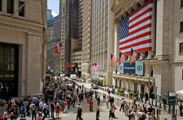  Wall Street termina en fuerte alza en espera de nuevos apoyos para la economía 