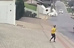  Video: Avioneta se estrella en transitada calle brasileña 