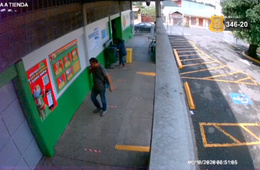  Video: Se peinó antes de robar bicicleta en supermercado 